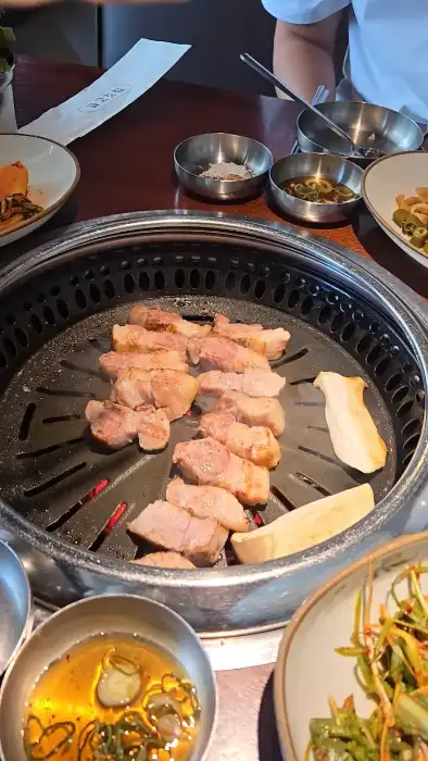 금고깃집의 삼겹살과 목살 굽는 모습