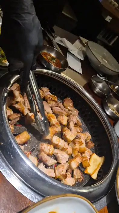 잘 구워진 삼겹살 조각