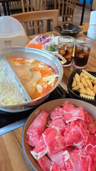 샤브샤브 냄비와 소고기, 감자튀김