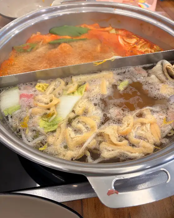 김이 나는 샤브샤브 냄비