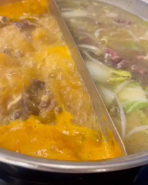 두 종류의 육수가 끓고 있는 샤브샤브 냄비