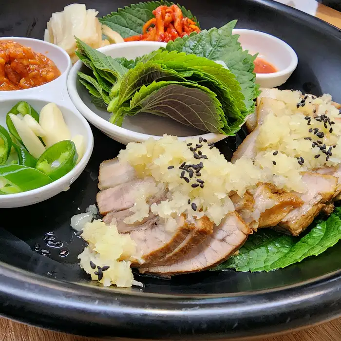 정갈하게 차려진 보쌈과 곁들임 반찬