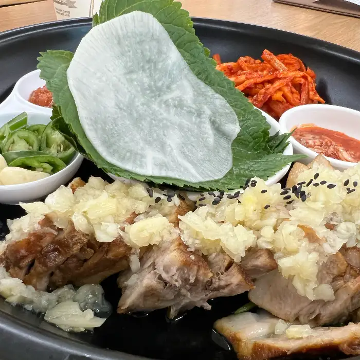 깻잎쌈무에 싸 먹는 마늘보쌈
