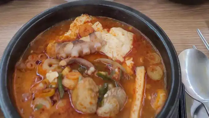 순두부와 해산물이 푸짐하게 들어간 순두부찌개
