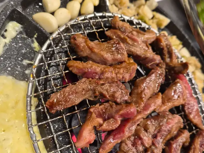 숯불 위에서 익어가는 소갈빗살