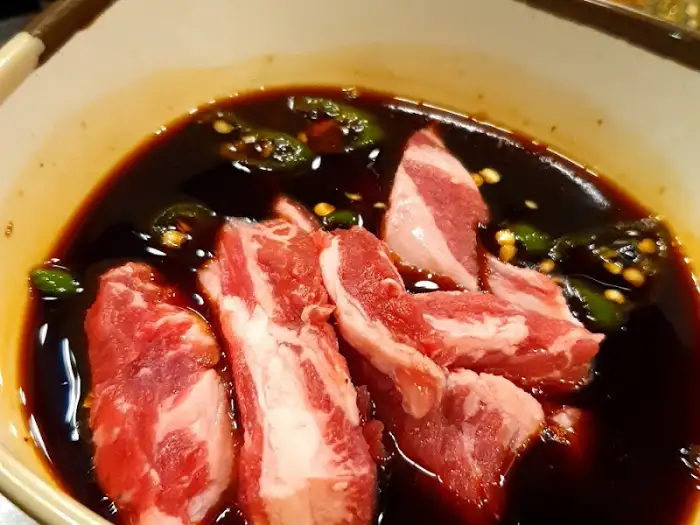 간장 양념에 재워진 소갈빗살 조각들
