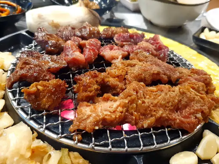 숯불 위에서 익어가는 오돌뼈 떡갈비와 소갈빗살