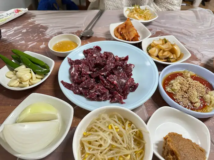 다양한 곁들임 반찬과 고기