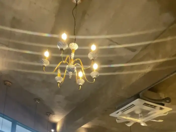레오네 피체리아 내부 조명