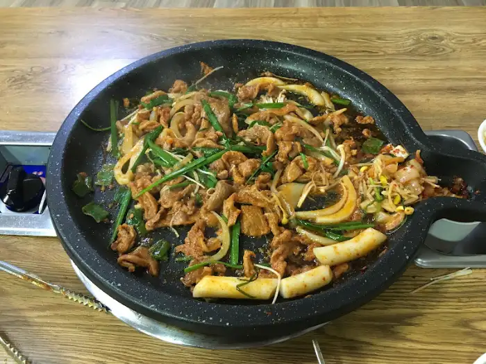 양념 오리고기와 채소가 함께 볶아지고 있는 모습