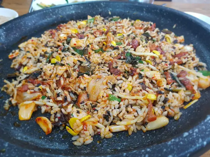 볶음밥이 완성된 모습, 김치와 오리고기가 어우러져 있다