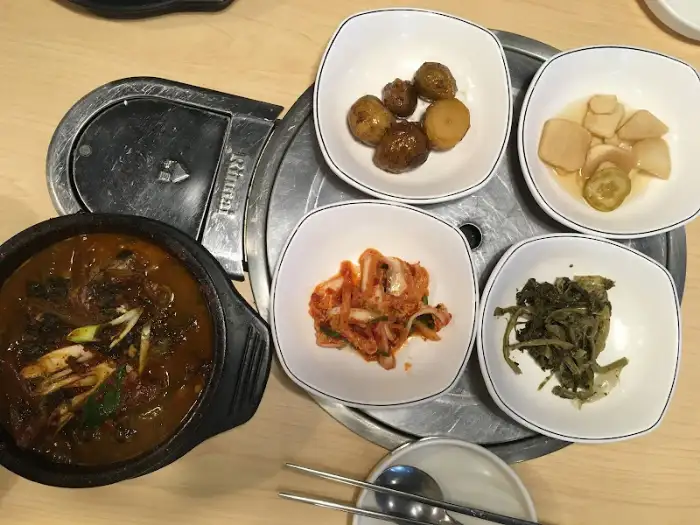 다양한 밑반찬과 함께 나온 시래기 불고기