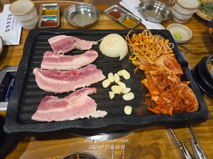 두툼한 삼겹살과 곁들임 재료
