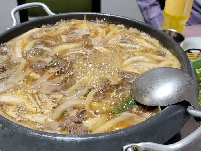 맛있게 끓고 있는 불고기 전골