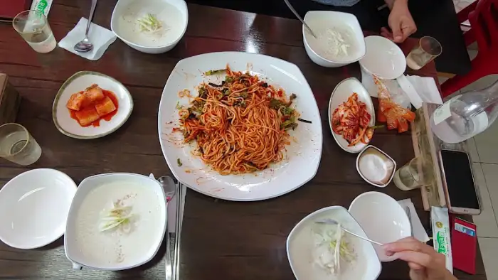 테이블 위 음식들