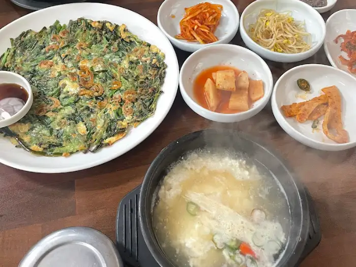 바삭하게 부쳐진 부추전과 곁들여 먹는 소스