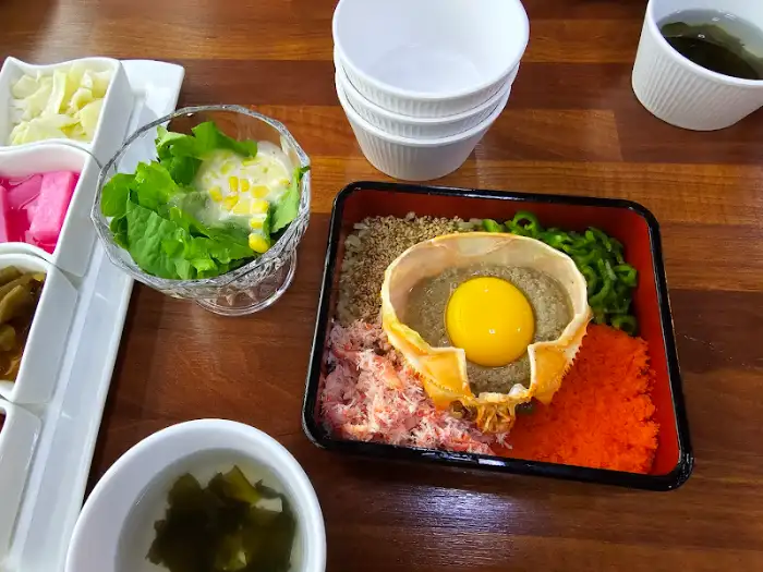 홍게 한 마리가 담긴 접시
