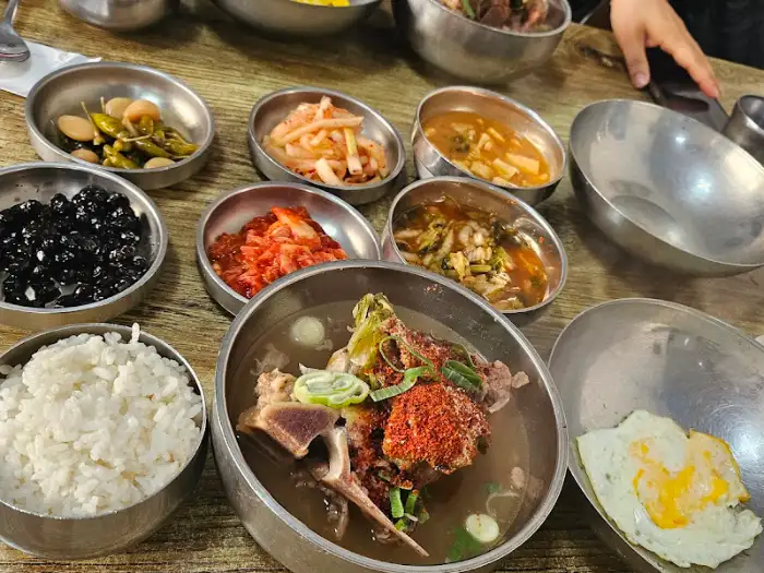푸짐하게 차려진 식사 한상