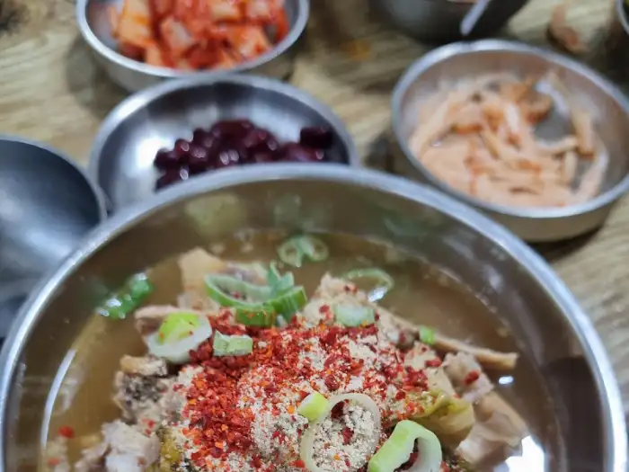 비빔밥 재료와 뼈해장국 국물