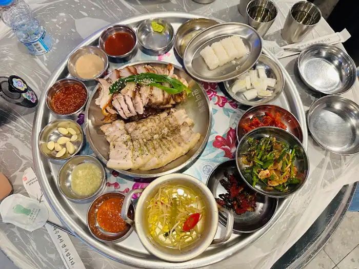 테이블을 가득 채운 보족 반반세트와 18가지 곁들임 찬