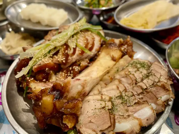 푸짐하게 차려진 족발과 보쌈, 그리고 곁들임 메뉴들