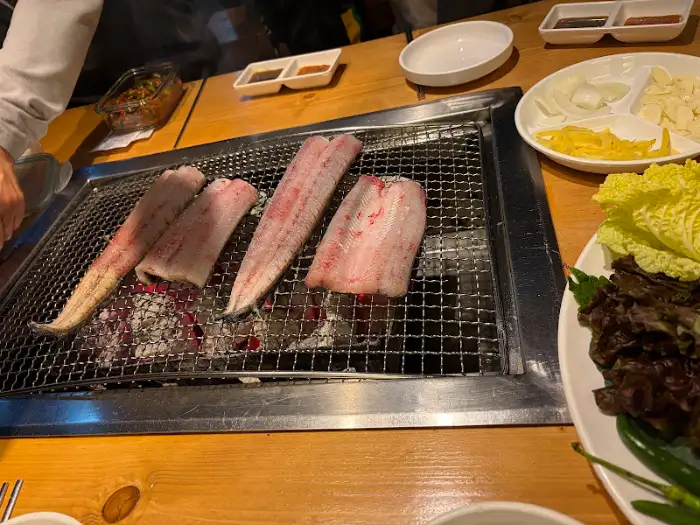 불판에 올라간 장어구이