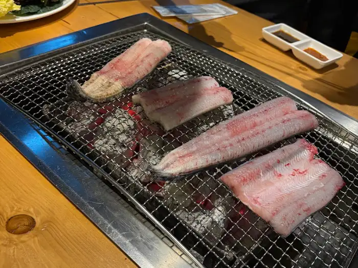 숯불 위 장어 여러 조각