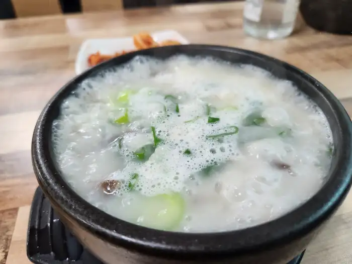 김이 나는 따뜻한 국밥