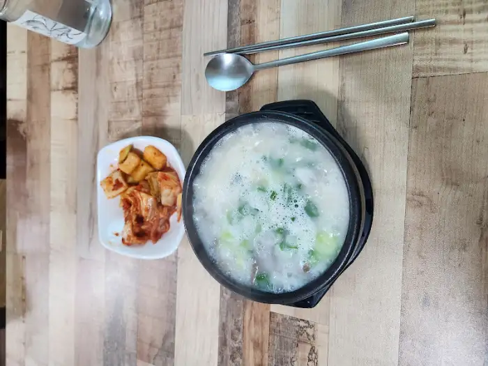 국밥과 곁들임 반찬