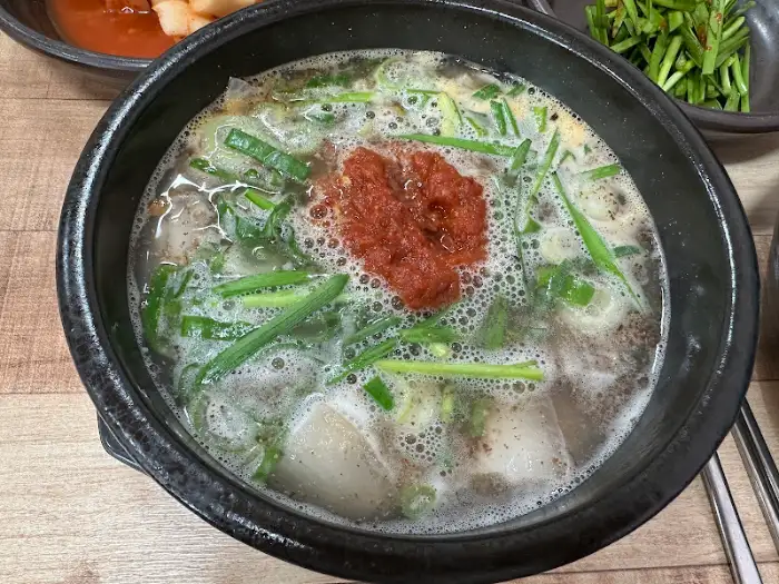 또 다른 국밥의 모습이 보입니다. 섞어국밥인지, 맑은 국물에 다진 양념이 얹어져 있습니다.