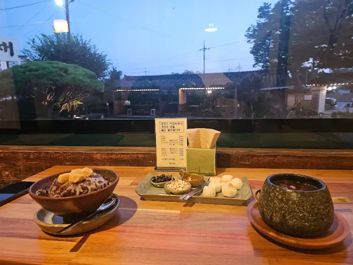 테이블 위에 놓인 팥빙수와 다과 세트