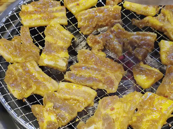 화로 위에서 구워지는 양념 삼겹살