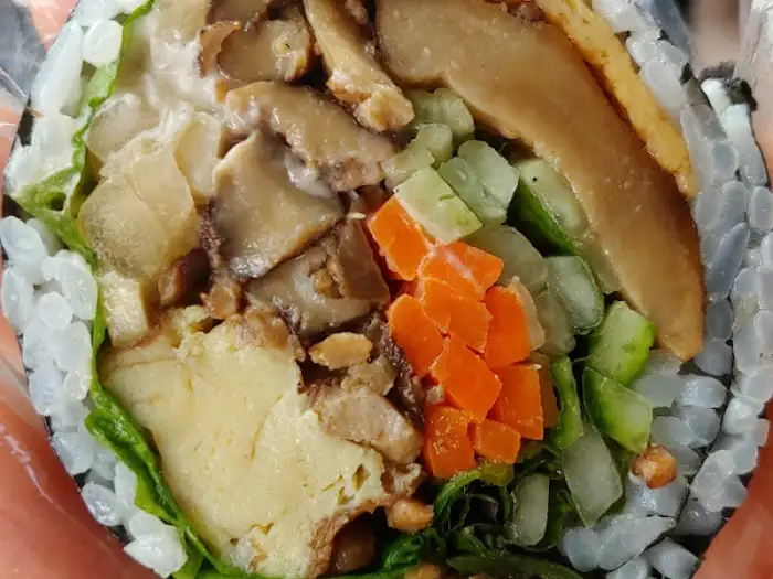 다가미 김밥의 큼직한 김밥 단면