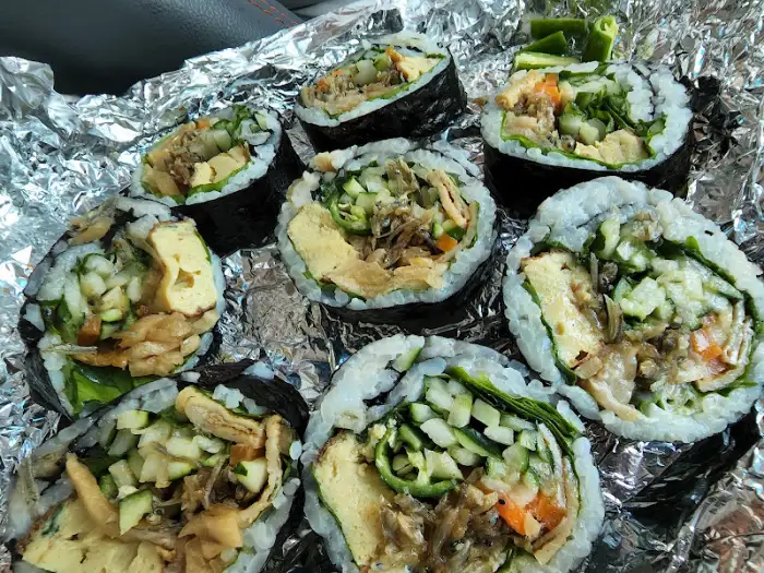 다양한 다가미 김밥 단면들