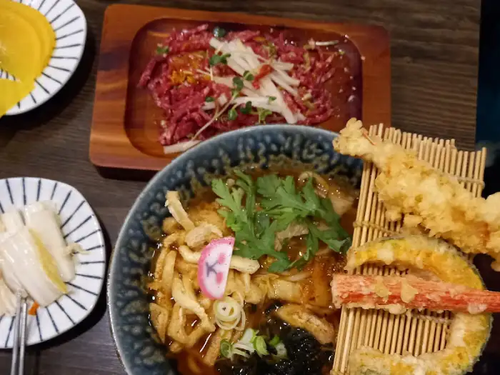 김치새우 우동과 육회 사진