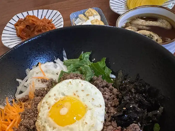 비빔밥 위에 계란후라이와 밑반찬 사진