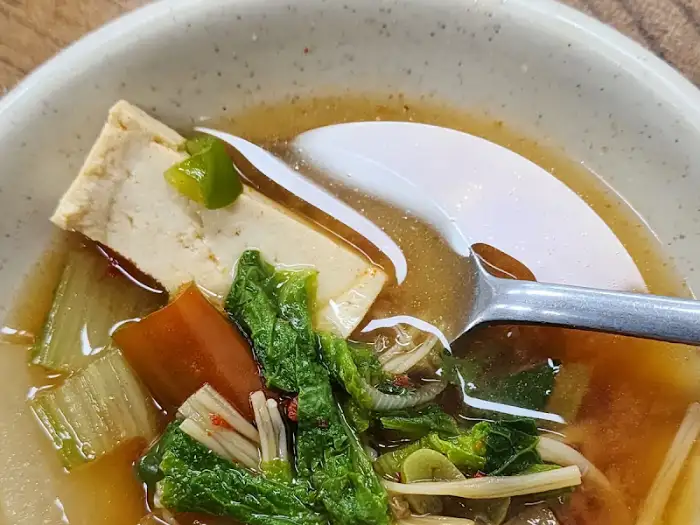 된장찌개 속 두부와 채소 클로즈업