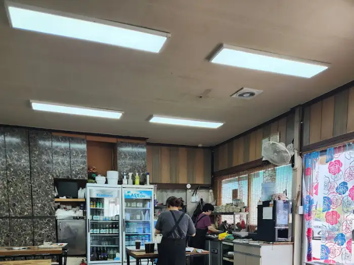 식당 내부 모습, 조명과 벽면 인테리어