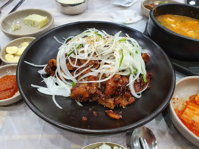 고기와 쌈채소, 곁들임 찬의 조화
