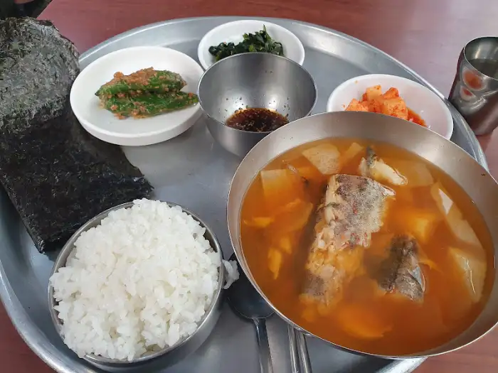 동태찌개 한 상 차림. 뚝배기 동태찌개와 밥, 그리고 몇 가지 반찬이 함께 나온다.