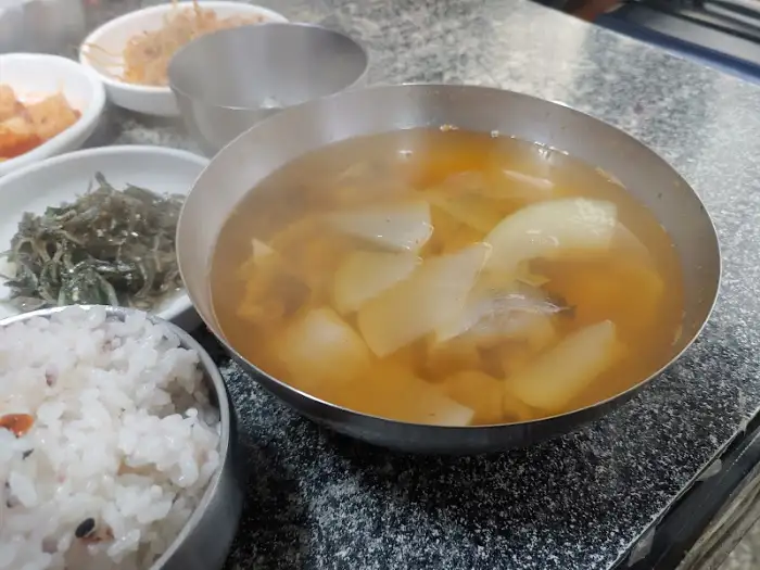 동태찌개 국물과 동태 살의 모습. 맑고 시원한 국물에 부드러운 동태 살이 가득하다.