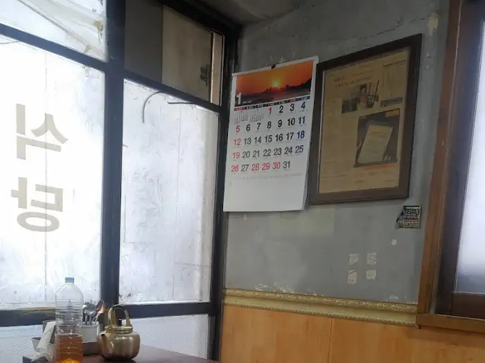 벽에 걸린 달력과 액자. 오랜 세월의 흔적이 느껴진다.