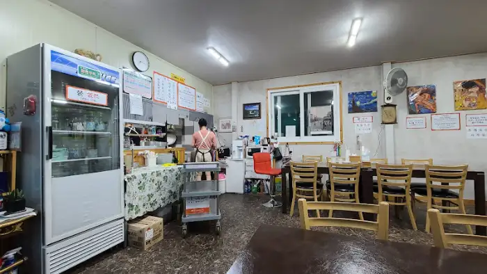 식당 내부 테이블 세팅