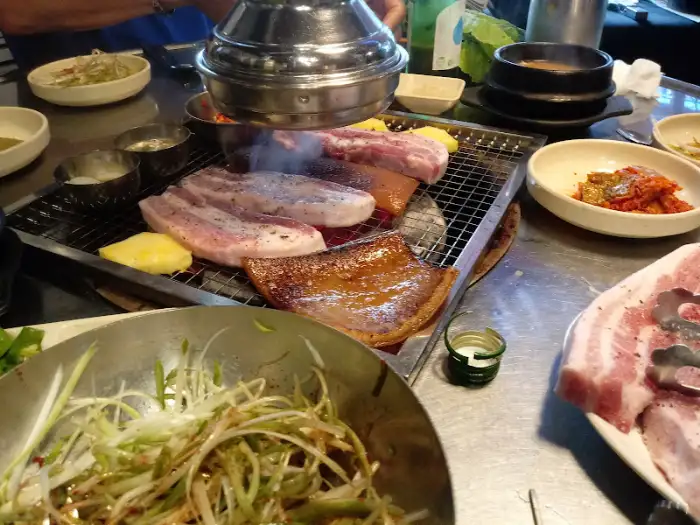 불판 위에서 맛있게 익어가는 고기