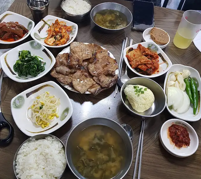 잘 익은 고기 한 점을 집게로 집은 모습