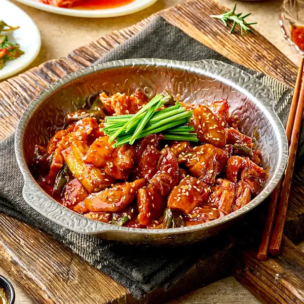 푸짐하게 담겨 나온 비빔냉면