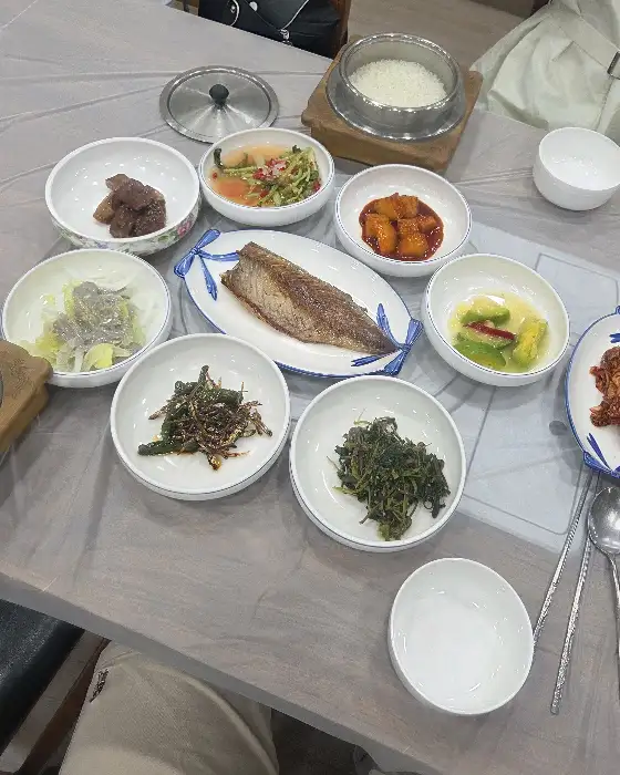 테이블에 차려진 푸짐한 한상차림