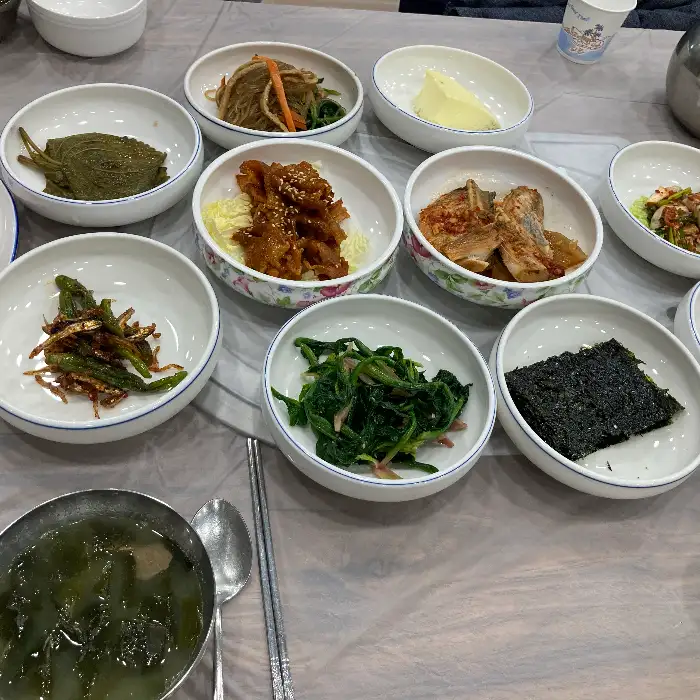 다양한 종류의 반찬이 담긴 여러 개의 그릇들