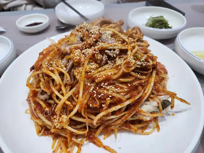 푸짐하게 담긴 해물찜 혹은 아구찜