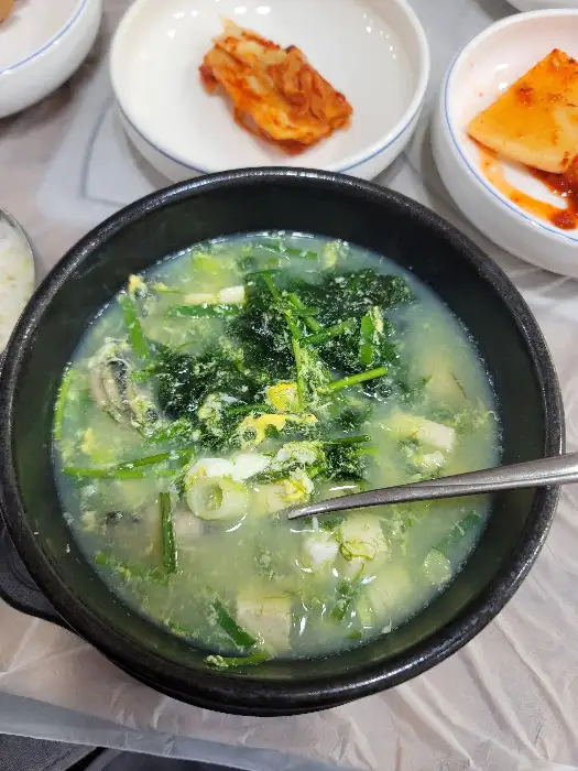 따뜻한 국물이 일품인 매생이 굴탕